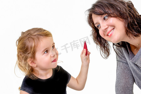 可爱的小女孩想给妈妈化妆