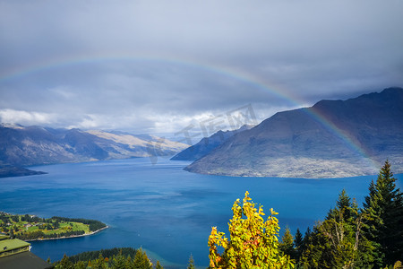 新西兰瓦卡蒂普湖和皇后镇的彩虹