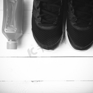 跑鞋和橙汁黑白色调风格