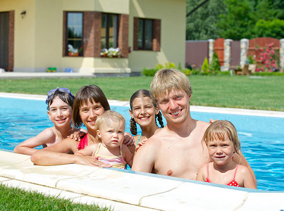 游泳池里的一家人