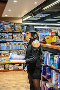 戴黑帽子的美女在书店