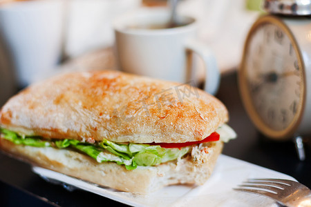 咖啡三明治摄影照片_午餐时间到了，有美味的大三明治和一杯咖啡。