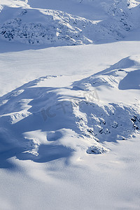 加拿大不列颠哥伦比亚省白雪皑皑的山峰鸟瞰图