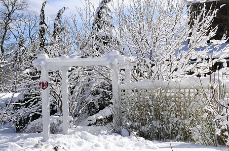 冬天房屋下雪摄影照片_冬天房子的前院