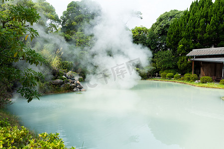 男的泡温泉摄影照片_温泉水沸腾，别府，大分，日本