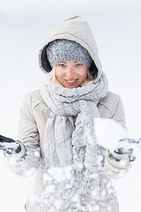 玩雪摄影照片_女孩在冬天玩雪。