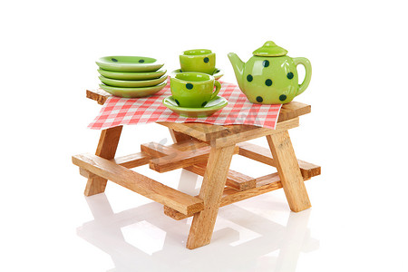 桌上用品摄影照片_带绿色点缀餐具的野餐桌