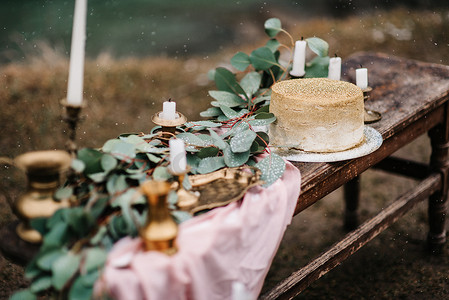带有金色蛋糕的婚礼装饰