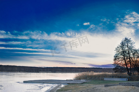 结冰的湖摄影照片_日落傍晚结冰的湖河冬季风景