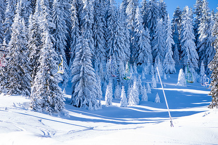 赛博朋克滑雪摄影照片_Jahorina 山上的空滑雪缆车