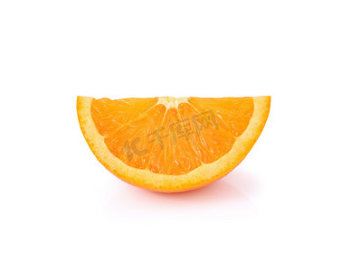 白色背景上的橙色水果片