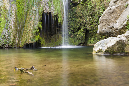冬季，希腊克里特岛 Richtis 峡谷的瀑布。