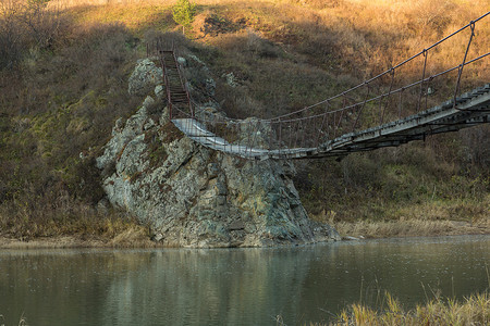 非常古老的吊桥横跨一条小河。