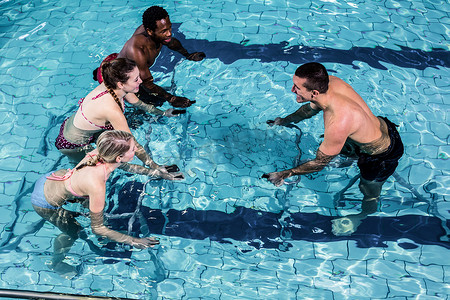 健身游泳池摄影照片_在健身车上进行水中有氧运动的健身课程