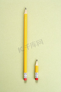 铅笔比较。