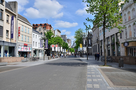 烫金天安们摄影照片_比利时安特卫普 — 2015 年 5 月 10 日：安特卫普主要购物街 The Meir 的游客