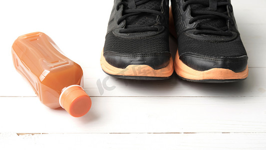 跑鞋和橙汁