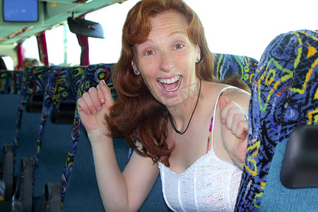快乐的女人旅游旅行巴士室内