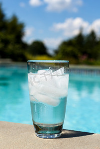 水杯加冰块摄影照片_水池边加冰块的水杯