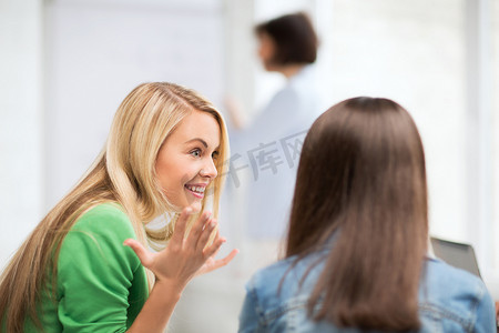 女学生在学校讲课时八卦