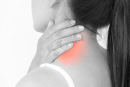 特写女性颈部和肩部疼痛和受伤。
