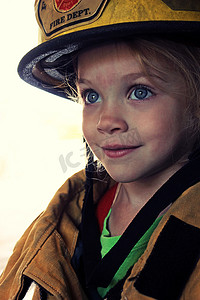 孩子消防员摄影照片_作为消防员的女孩