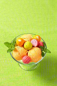 草莓味糖果摄影照片_水果味冰淇淋和果仁糖