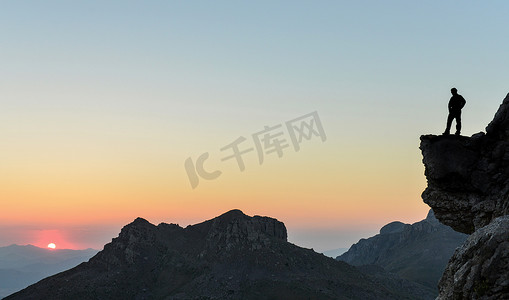 雄伟的大山摄影照片_山顶岩石的日出乐趣