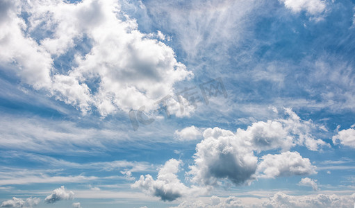 夏日动态摄影照片_蓝色夏日天空的多云动态形成