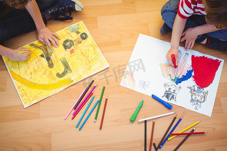 两个孩子一起在床单上画画