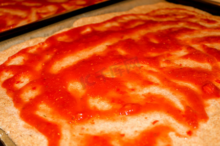Homemage 披萨面团配番茄酱，不加浇头。