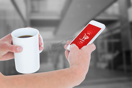 女性手持咖啡时使用智能手机的合成图像