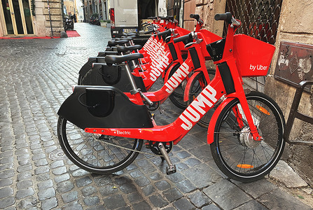 罗马 Uber Jump 自行车共享服务的一组红色电动自行车