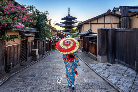 在日本京都的八坂宝塔和 Sannen Zaka 街，穿着日本传统和服和雨伞的女人。