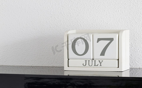 白色块日历当前日期为 7 月和 7 月