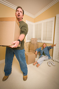 要求苛刻摄影照片_压力大的男人为要求苛刻的妻子搬箱子