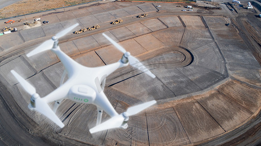 无人驾驶飞机系统 (UAV) 四旋翼无人机在施工现场的空中。