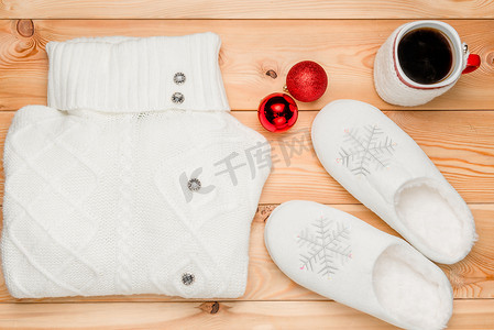 白色毛衣和温暖的拖鞋作为礼物，从 abo 看物品