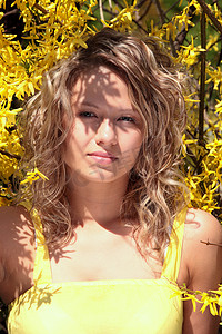 黄色的花免费摄影照片_黄色连翘花的金发年轻女子