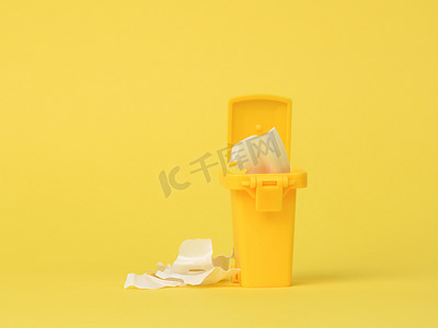 用于收集塑料并在黄色背景上进一步加工的黄色塑料容器