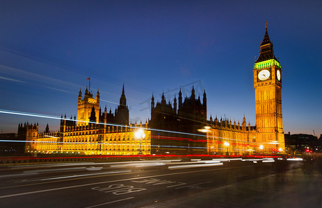 晚上的大本钟和伦敦，雨后汽车的灯光经过，这是伦敦和英格兰最显着的象征