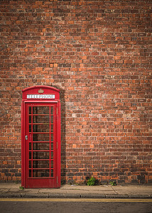 红砖墙上的英国电话亭