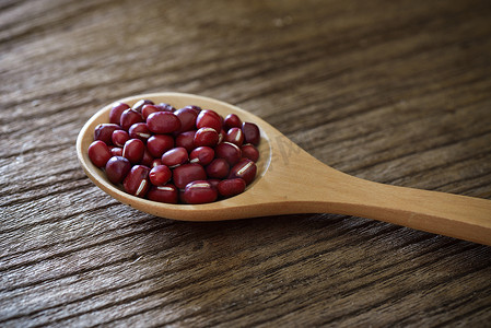 小红豆摄影照片_桌上木勺中的红豆