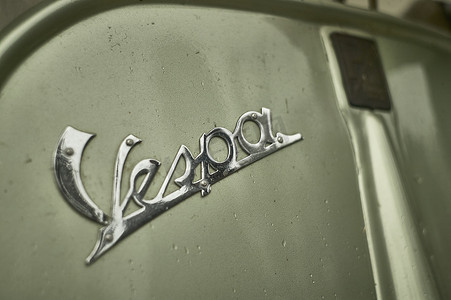 带有标志 Vespa 的细节，这是一款非常著名的意大利老式摩托车