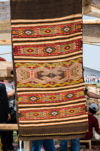 红色的地毯摄影照片_制作传统类型的地毯