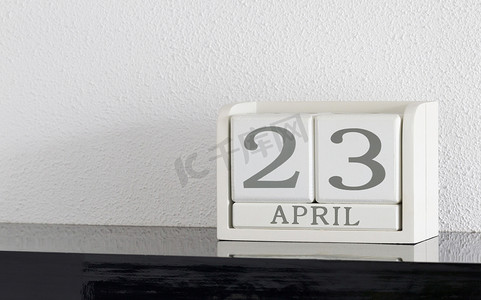 4.23摄影照片_白色块日历当前日期 23 和 4 月