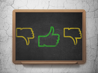 社交媒体概念：学校董事会背景上的大拇指图标