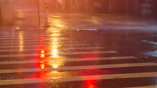 在城市街道上的大雨