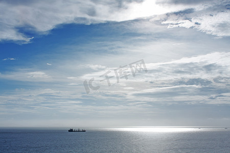 大海上的货船摄影照片_海上的货船