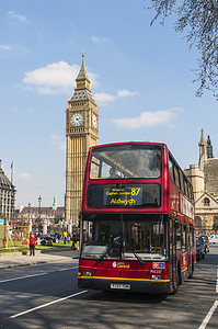 伦敦，英国-4 月 02 日： 由 H 驾驶的著名红色双层巴士
